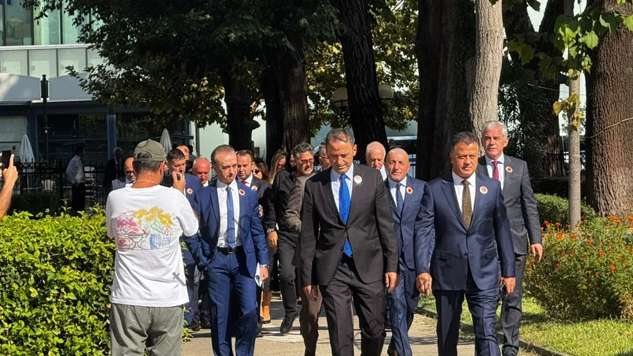 Deputetët e PD-së, drejt Kuvendit me stemën e UÇK-së të “gdhendur” në kostume