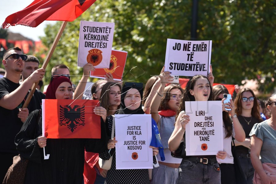 Studentët kundërshtojnë vendimin e Speciales  protestojnë në Prishtinë