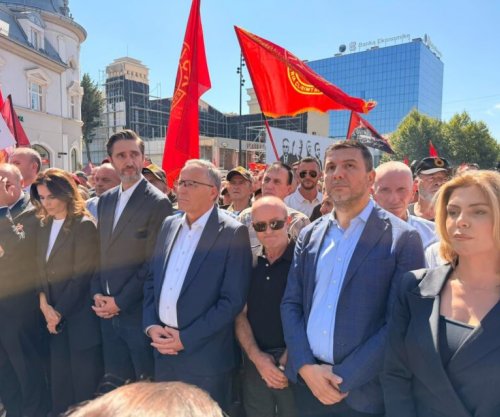 Hamza bashkë me deputetë të PDK-së i bashkohen protestës kundër vendimit në Hagë