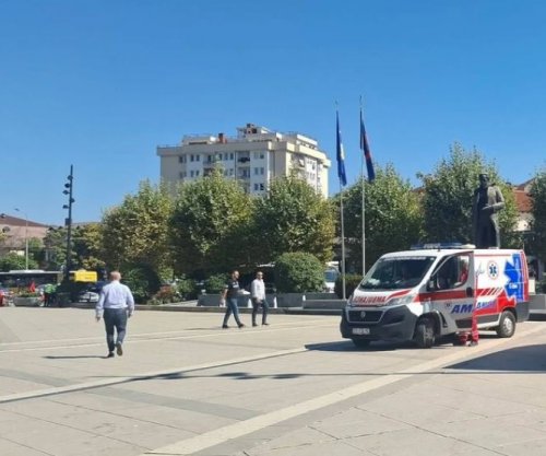 Autoambulanca në sheshin “Skënderbeu” gjatë protestës së OVL-UÇK-së