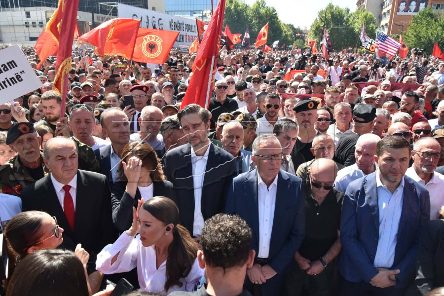 Hamza bashkë me deputetë të PDK-së i bashkohen protestës kundër vendimit në Hagë