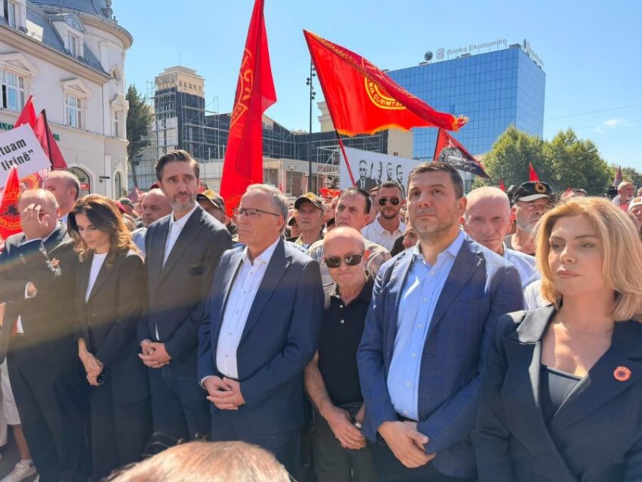 Hamza bashkë me deputetë të PDK së i bashkohen protestës kundër vendimit në Hagë