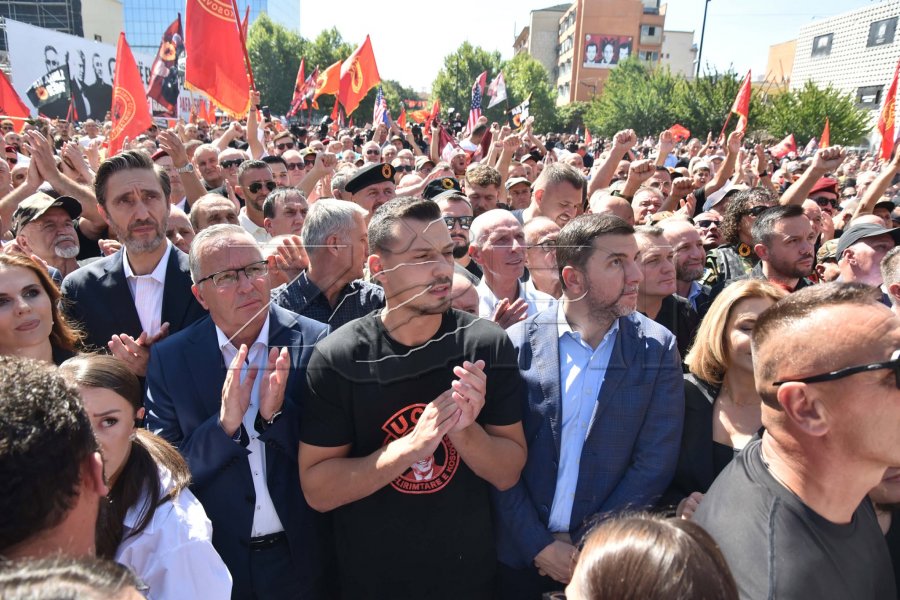 Endrit Thaçi në protestën kundër vendimit dënues ndaj çlirimtarëve