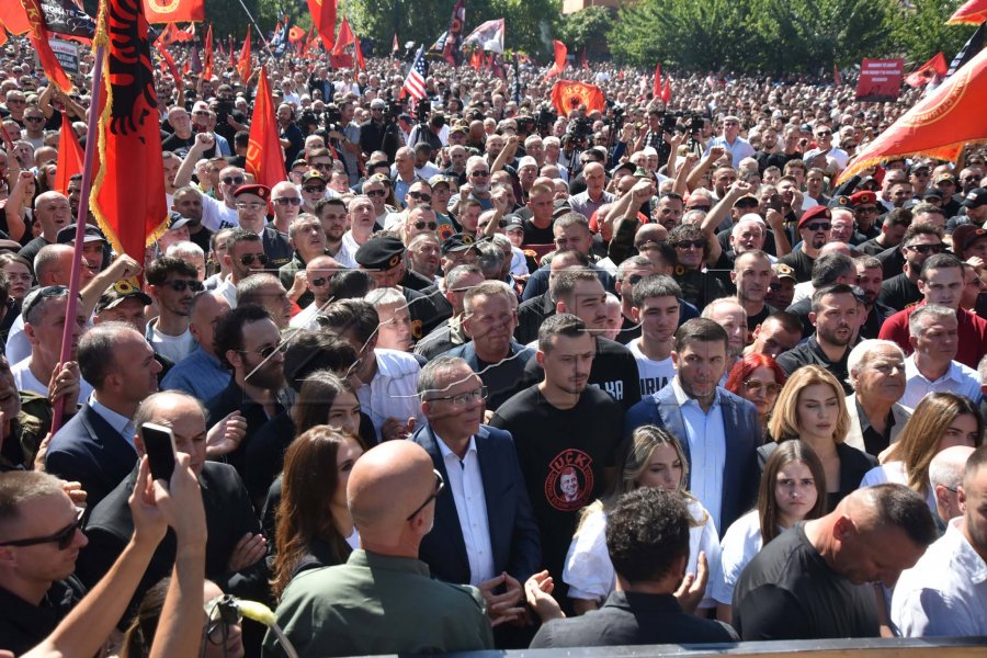 Djali i Kadri Veselit pas protestës  S e kemi humbur besimin te drejtësia perëndimore