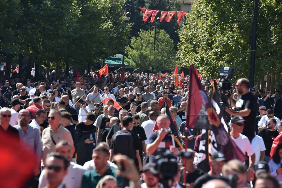 Peci pas protestës: UÇK-ja mbetet simbol dhe vlerë e popullit shqiptar, stop sulmeve ndaj Donika Gërvallës!