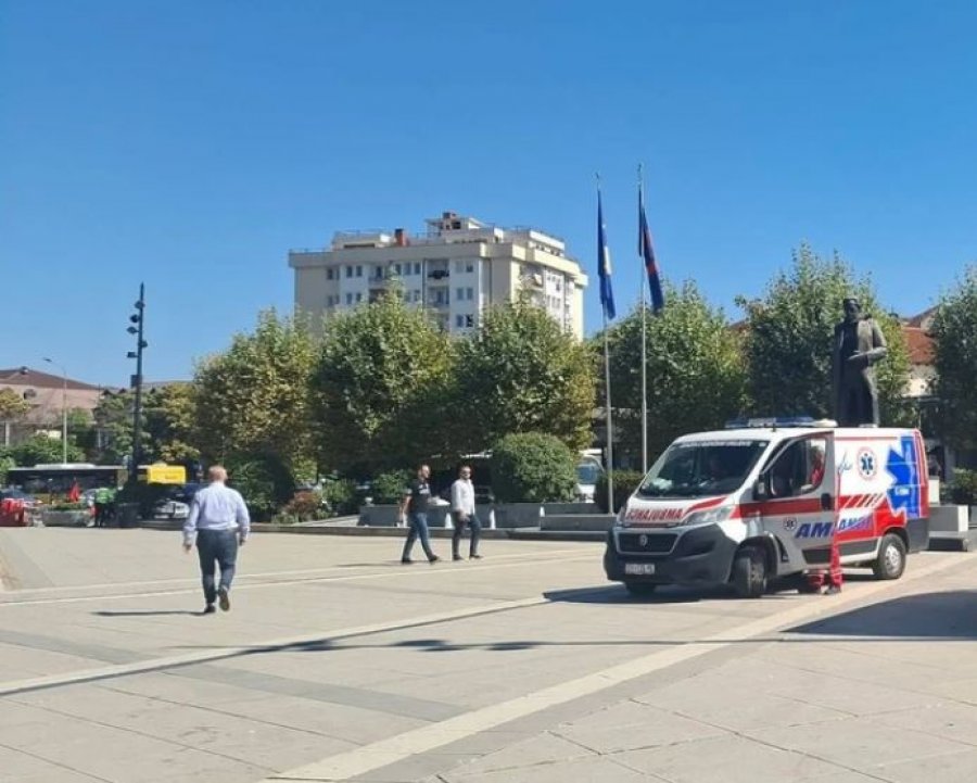 Autoambulanca në sheshin  Skënderbeu  gjatë protestës së OVL UÇK së