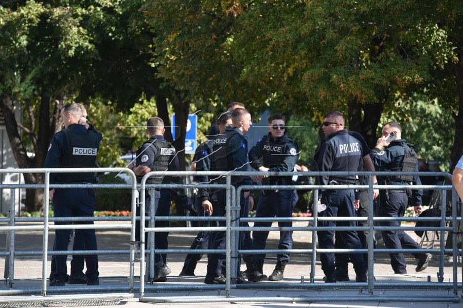 Protesta vazhdon edhe sonte në sheshin  Skënderbeu  në ora 21 00