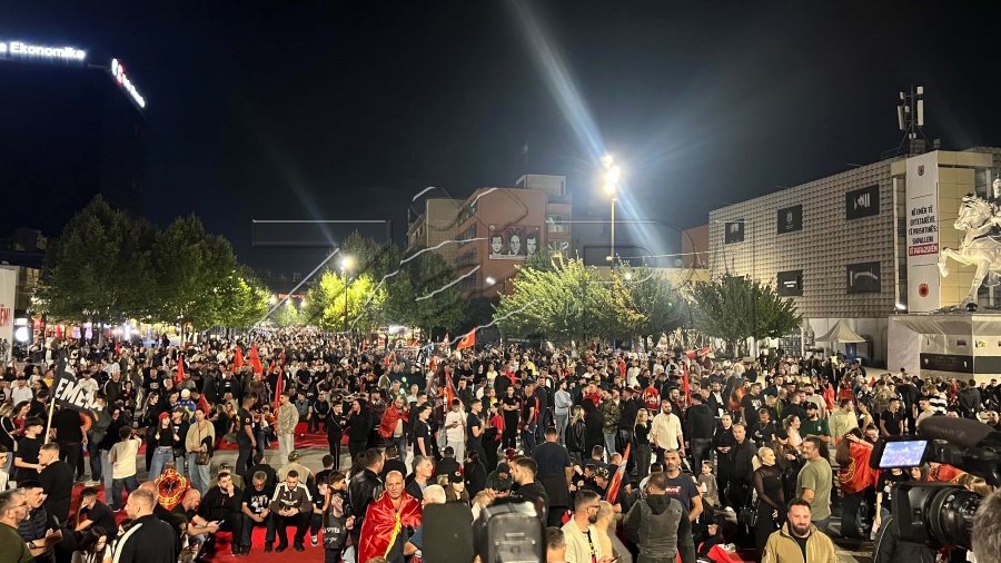 Fillon të mbushet sheshi për protesten e dytë 