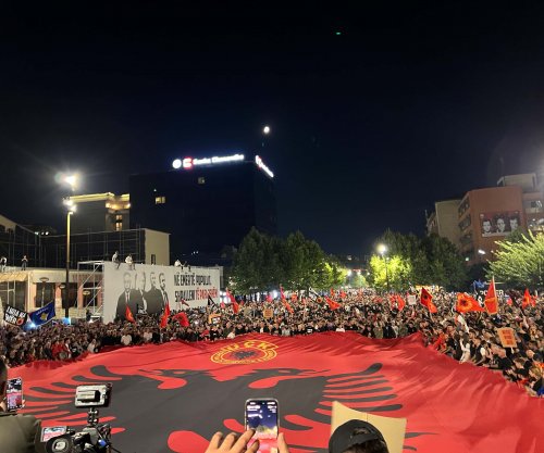 Flamuri gjigant kuqezi shpaloset në protestën në Prishtinë për ish-krerët e UÇK-së