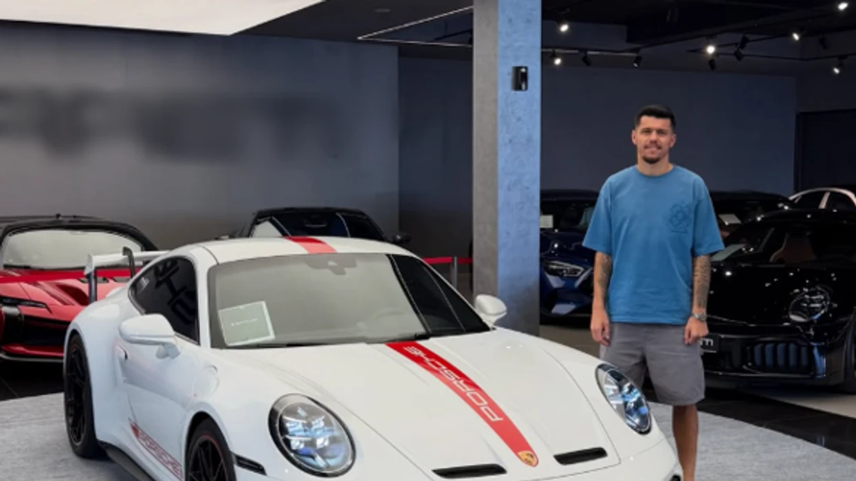 Qindra mijëra euro për veturën e re - Mirlind Daku shfaqet me Porsche luksoze