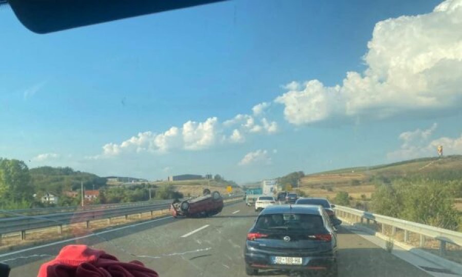 Vetaksident në autostradën  Ibrahim Rugova   vetura përfundon e kthyer mbrapshtë