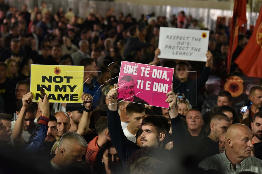 Në protestën e gjashtë në Prishtinë  qytetarët lexojnë betimin e ushtarit të UÇK së