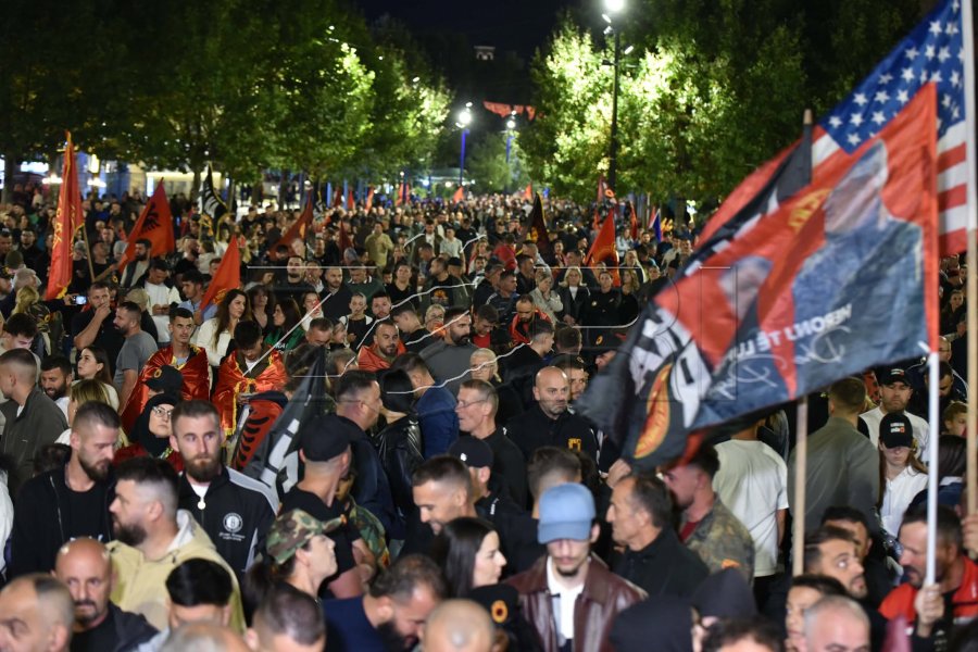 Nata e gjashtë  mijëra qytetarë mblidhen edhe sonte në sheshin  Skënderbeu 