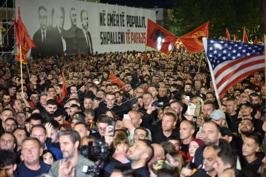 Çlirim Haziri në natën e gjashtë të protestës: Ky shesh nuk kërkon ndarje, ky shesh kërkon bashkim