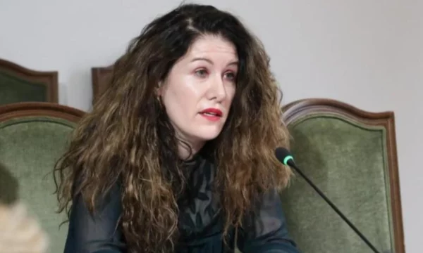 Vlora Hyseni i dorëzohet policisë së Shqipërisë në kufi me Kosovën