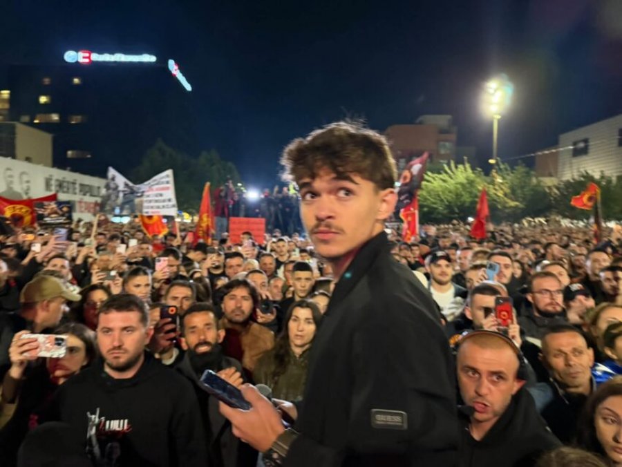 Nipi i Rexhep Selimit në protestë  Ne nuk trashëguam vetëm një shtet  trashëguam një amanet