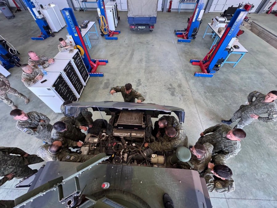 FSK-ja avancon mirëmbajtjen e HMMWV-ve me mbështetjen e amerikanëve