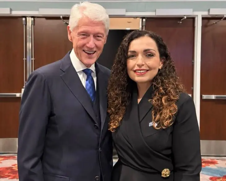Të buzëqeshur e krah për krah, Vjosa Osmani takon Bill Clintonin