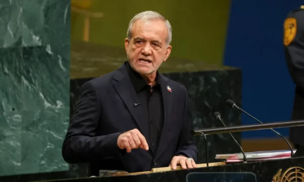 Presidenti i Iranit i thotë Trumpit se vendi nuk do të “ulë kurrë gjunjët”