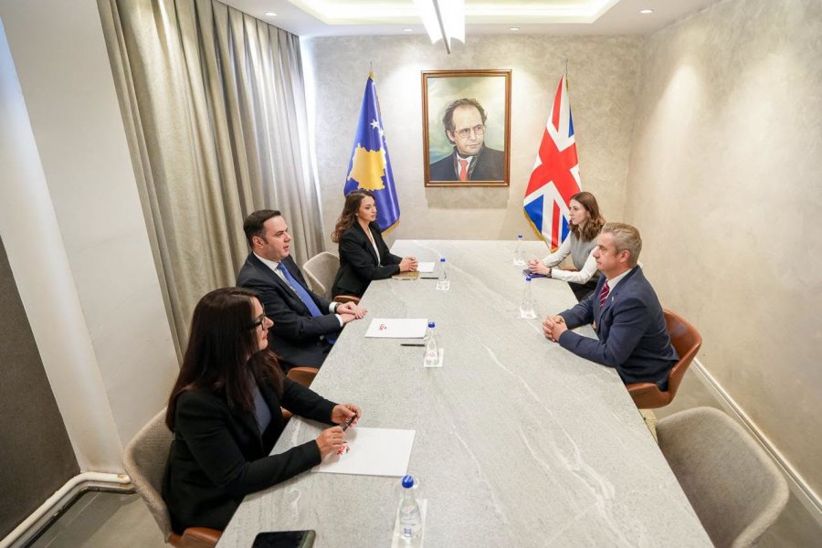 Takimi me Abdixhikun, pas vendimit në Hagë ambasadori britanik kërkon qetësi dhe formim të shpejtë të institucioneve