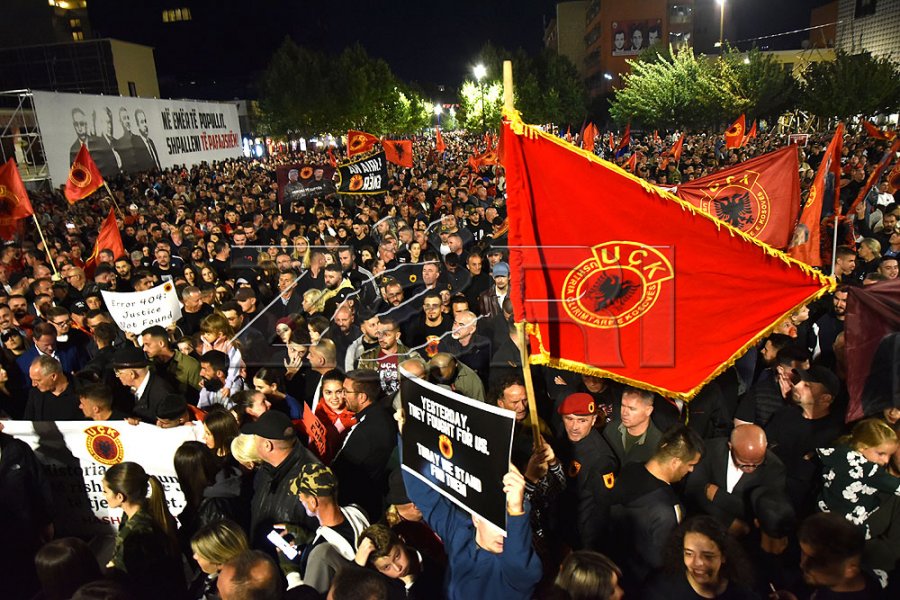 Qytetarët vërshojnë sheshin  Skënderbeu  në ditën e 10 të të protestës për çlirimtarët