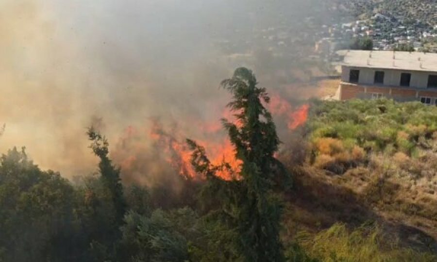 Zjarr i madh mbi Spitalin e Vlorës  rrezikohen banesat