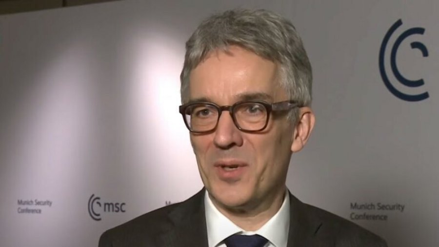 Ambasadori gjerman afrohet te protesta në Prishtinë  vëzhgon nga afër