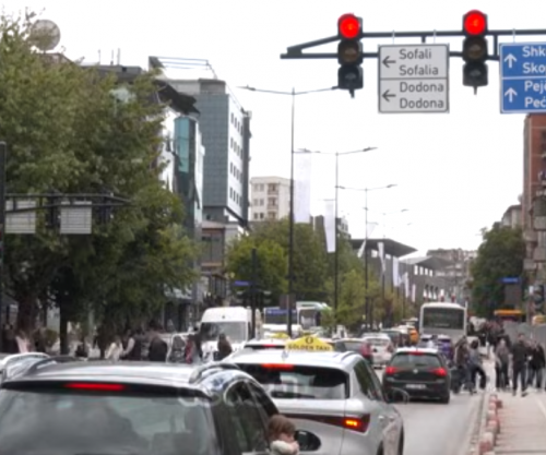 Katër palë semaforë në “Agim Ramadani” në Prishtinë - eksperti i komunikacionit tregon ç’mund t’i shkaktojë kolonat
