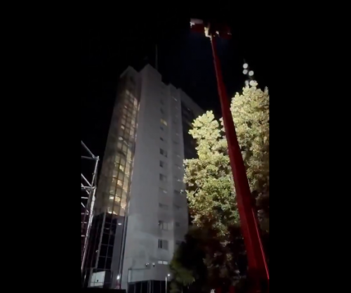 Protestuesit kthejnë reflektorët nga objekti i Qeverisë: Votojeni ligjin për Dhomat e Specializuara, durimi ynë po mbaron [video] 