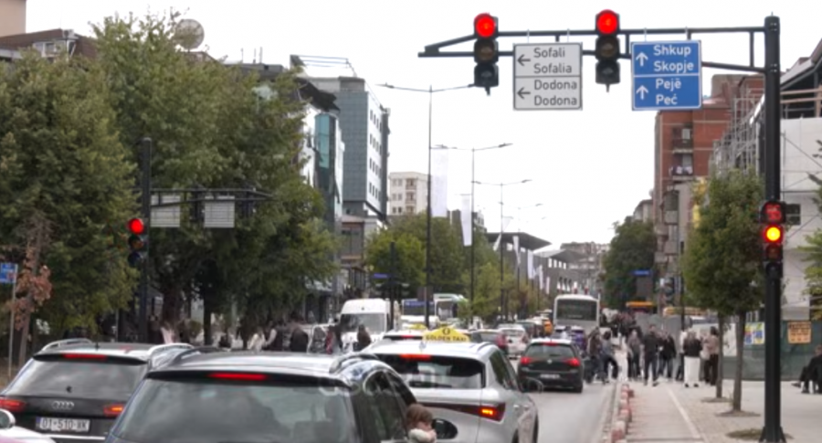 Katër palë semaforë në “Agim Ramadani” në Prishtinë - eksperti i komunikacionit tregon ç’mund t’i shkaktojë kolonat