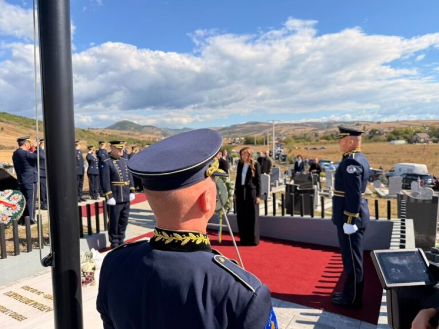 Haxhiu  Sveçla dhe Hoxha bëjnë homazhe te varri i heroit Afrim Bunjaku