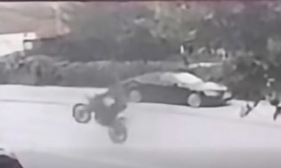 22-vjecari-kryen-veprime-te-rrezikshme-me-motociklete-ne-shtime-policia-e-gjobit-me-500-euro