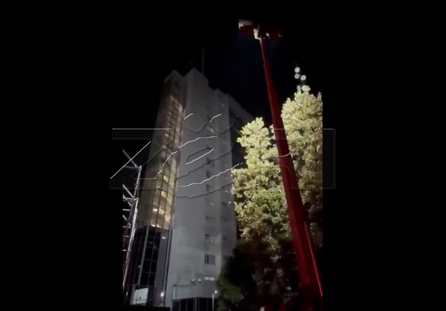 Protestuesit kthejnë reflektorët nga objekti i Qeverisë  Votojeni ligjin për Dhomat e Specializuara  durimi ynë po mbaron  video 