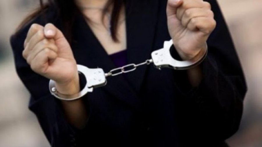 Arrestohet një shtetase e huaj në Prishtinë, gjuajti me gurë në banesën e një burri