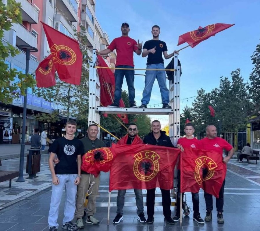 Në sheshin e Podujevës vendosën flamujt e UÇK së një ditë para protestës për Çlirimtarët