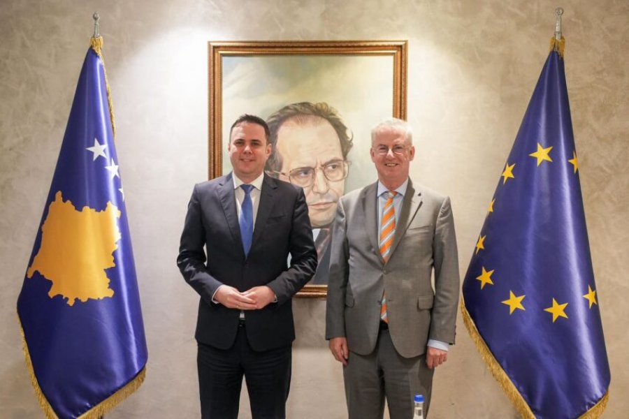 Abdixhiku takon ambasadorin e BE së  në fokus zhvillimet politike