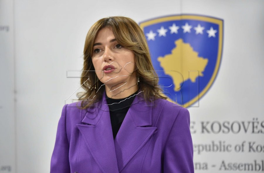 Albulena Haxhiu kritikon Kushtetuesen  Vendimi ishte pak po ia bëjmë qejfin LVV së  pak PDK së