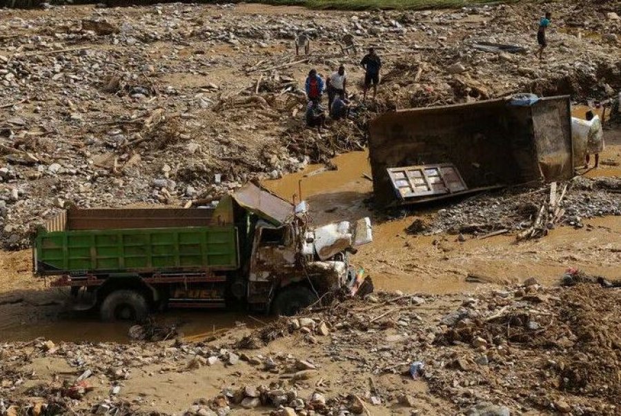 Shirat e rrëmbyeshëm dhe rrëshqitjet e dheut bllokojnë rrugët në 25 rrethe në Nepal