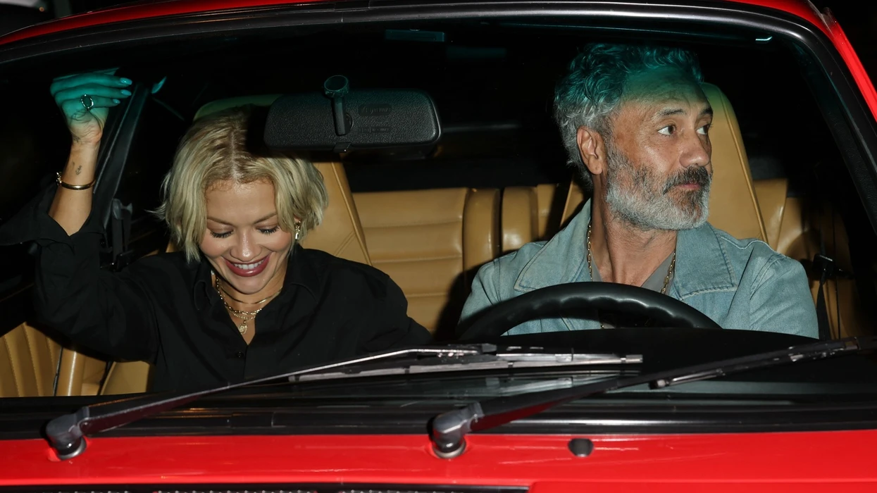 Rita Ora dhe Taika Waititi duken në disponim të mirë, teksa largohen bashkë pas një mbrëmjeje romantike në Los Angeles