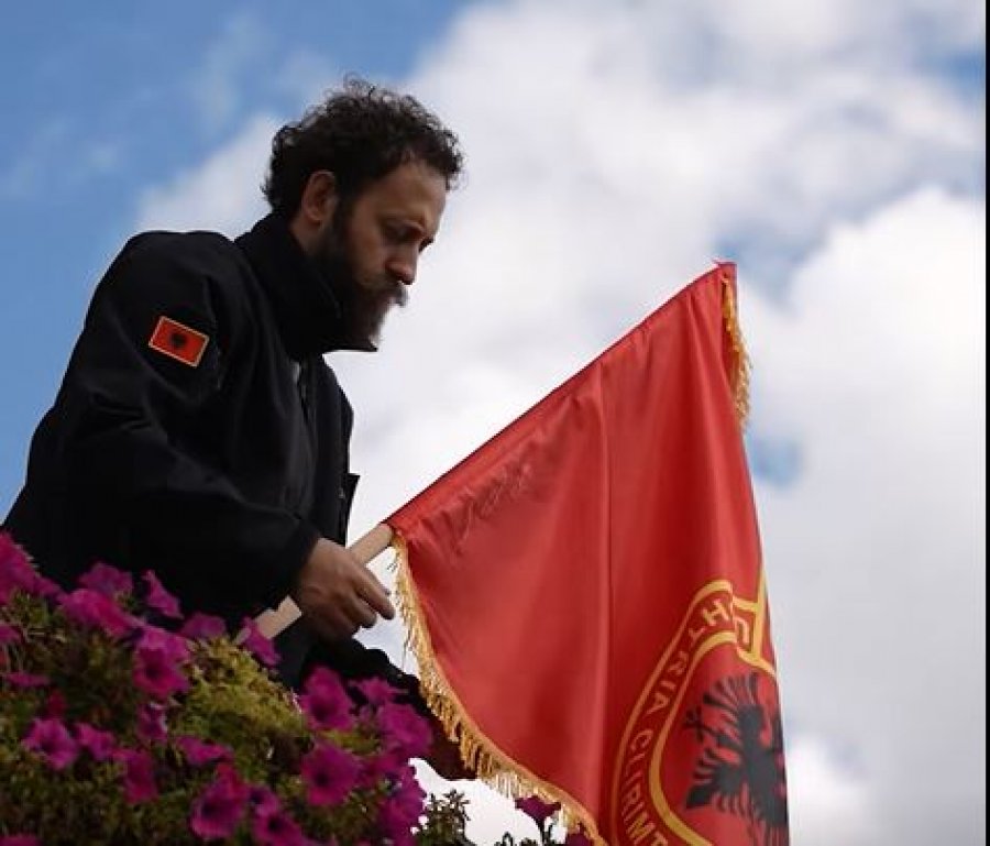 Çlirim Haziri nis iniciativën  Ta veshim Kosovën me flamujt e UÇK së  vendose edhe ti në shtëpinë tënde  video 
