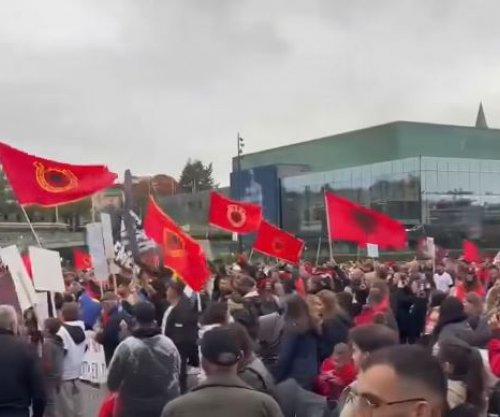 Diaspora shqiptare proteston në Helsinki kundër vendimit të Speciales