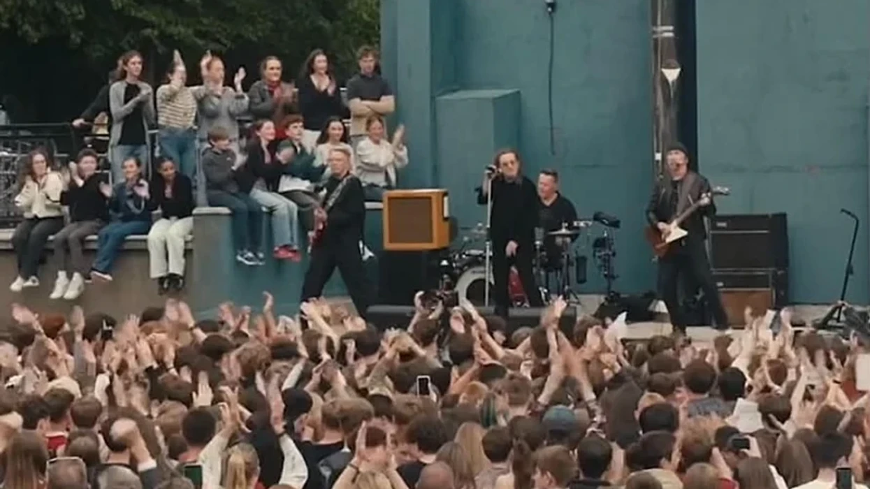 U2 u rikthyen në vendin ku filloi gjithçka: I surprizuan studentët në Dublin me një koncert [video] 