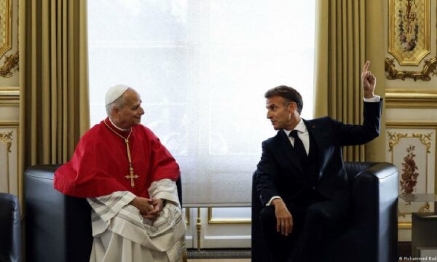 Papa në Paris kritikon garën e armatimeve