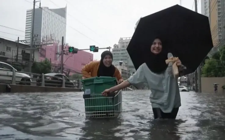 Bangkoku shpallet zonë e prekur nga fatkeqësia pas reshjeve të dendura