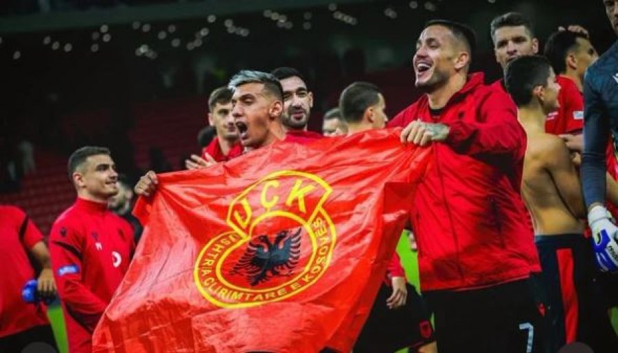 Yjet e Shqipërisë festojnë me flamurin e UÇK së pas fitores