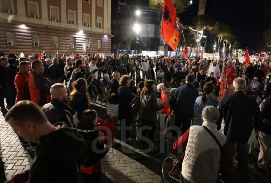 Vijon në ditën e 119 të protesta para Kryeministrisë