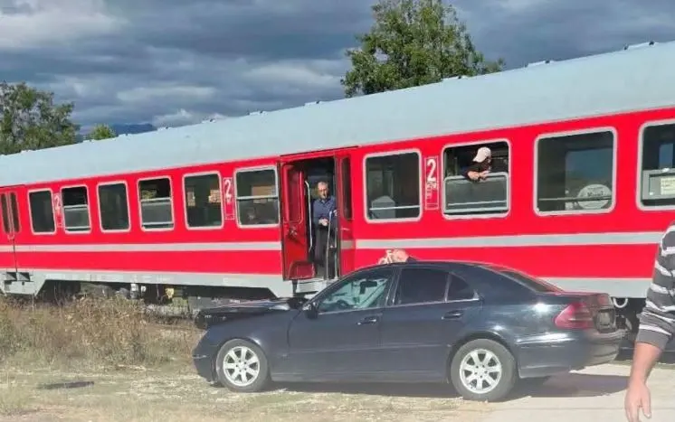 Përplasen treni dhe një automjet në Pejë, një person dërgohet në spital