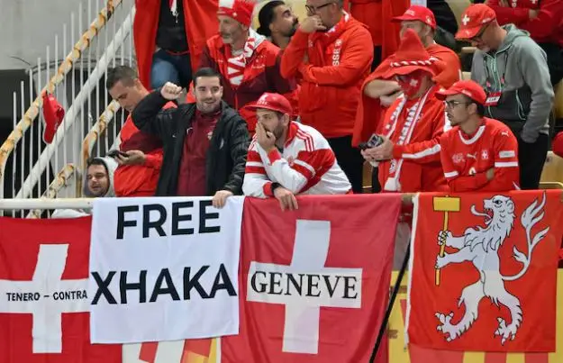 “Free Xhaka”, tifozët e Zvicrës në mbështetje të kapitenit