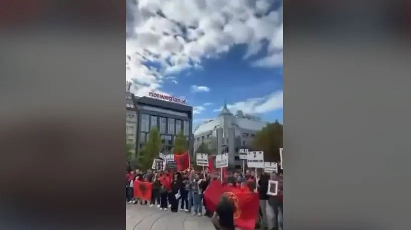 “Për Kosovën jap dy jetë”, shqiptarët në Oslo protestojnë për çlirimtarët