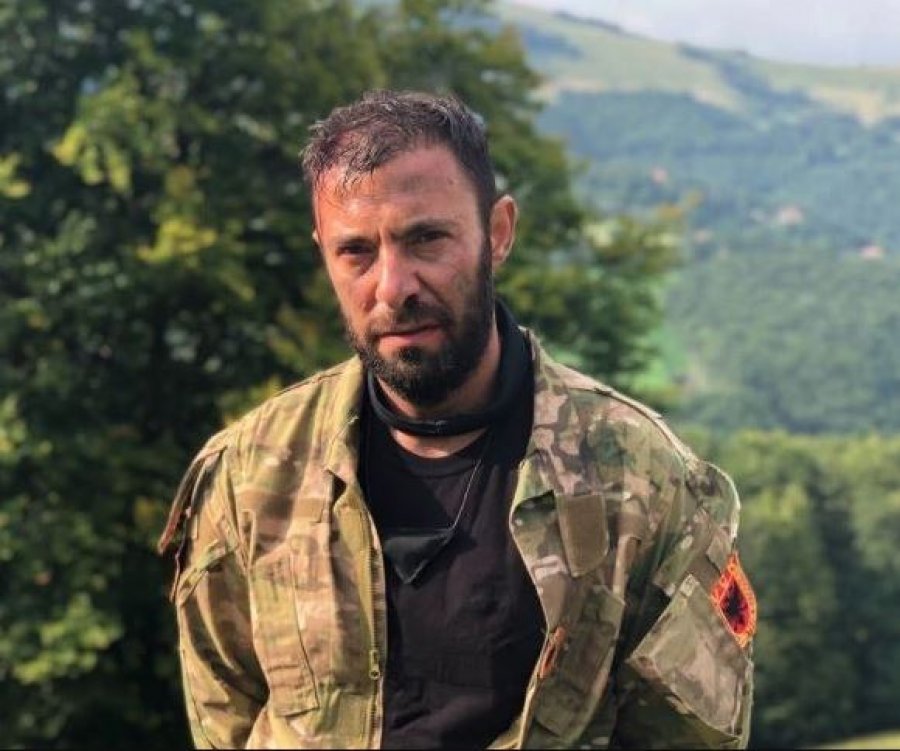 Aktori Vedat Bajrami fton qytetarët në protestën e 1 tetorit  Bashkë për çlirimtarët
